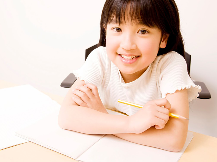 笑顔で勉強する女の子